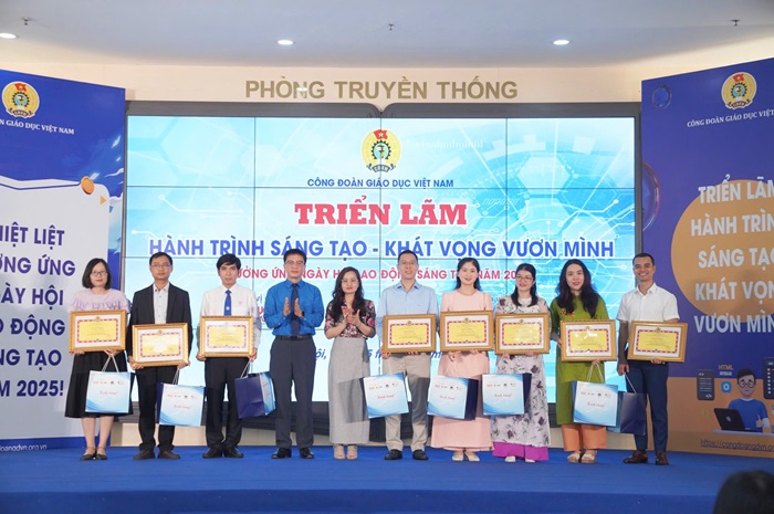 Ong Nguyen Ngoc An - Chu tich Cong doan Giao duc Viet Nam va ba Dang Thi Thu Huyen, dai dien Elmich Viet Nam trao qua cho cho cac nha khoa hoc tre. Anh: Elmich Viet Nam