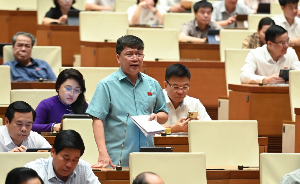 Vice Chairman of the Committee for Culture and Society Ta Van Ha suggested that there should be policy stability for businesses to develop. Photo: Pham Dong