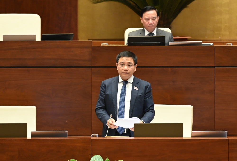 Minister of Finance Nguyen Van Thang responded to concerns about "eliminating contract tax to create a burden" and the inspection and examination of enterprises. Photo: Pham Dong