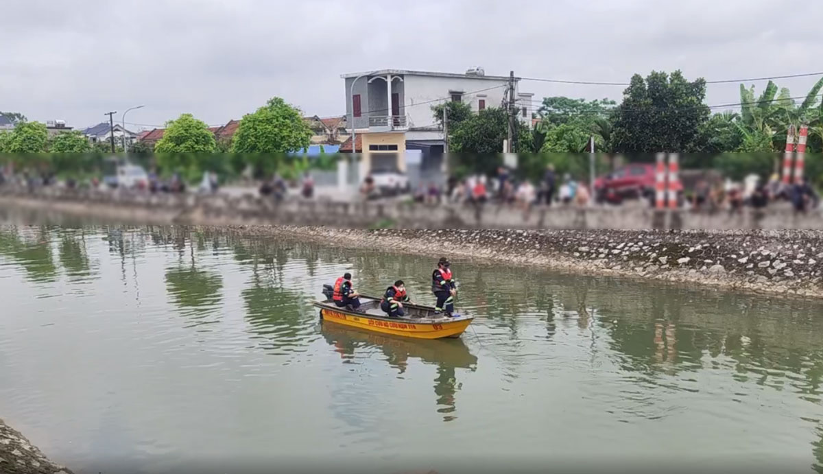 Actively searching for drowning victims in Nam Dinh. Photo: Captain of the 116 Thai Binh rescue team