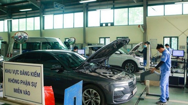 Hanoi recommends that vehicle owners proactively look up violations and book an appointment before registering. Photo: Minh Hanh