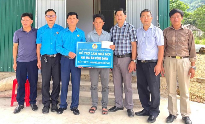 Trao Mái ấm Công đoàn cho giáo viên nghèo ở Minh Hóa