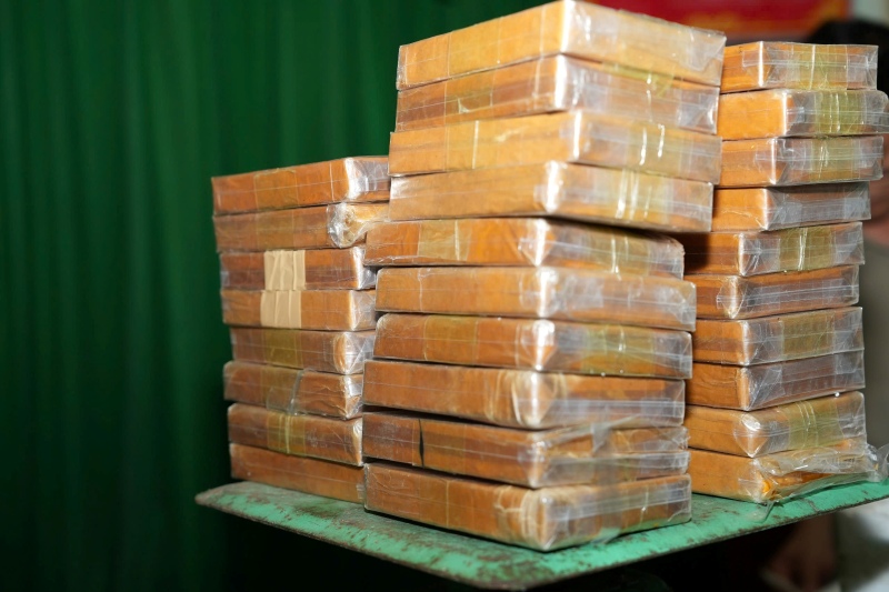 The evidence of 38 heroin cakes was seized by Quang Nam authorities in a special project. Photo: Truong An