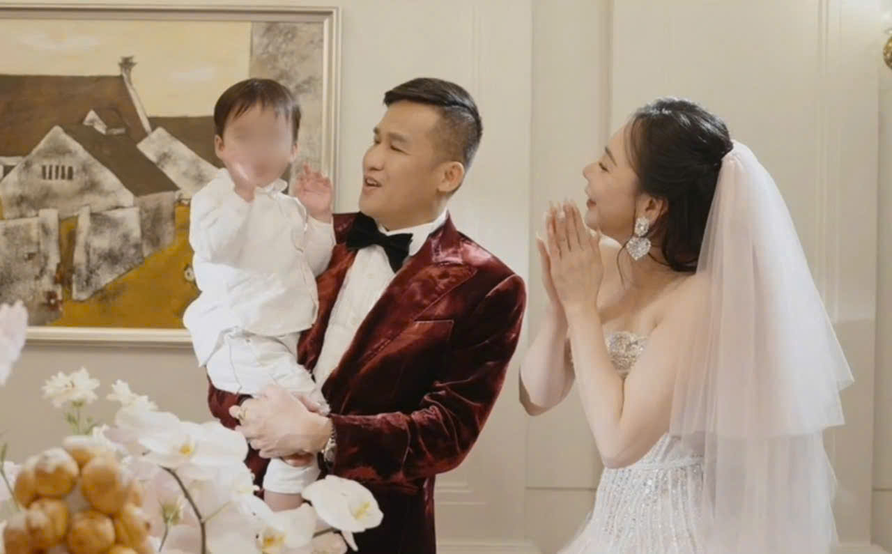 Ho Quynh Huong and her husband show off their 2-year-old son. Photo: Provided by the character.