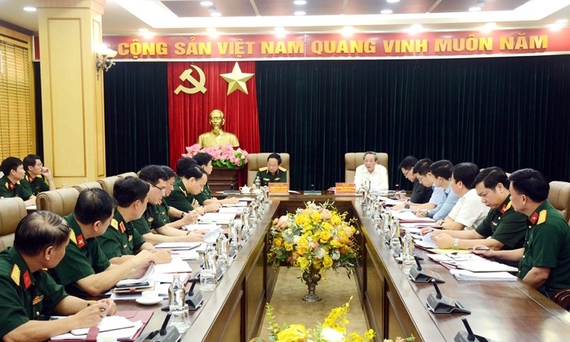 The conference reviewed many contents of the Commune-level Military Command and arranged the Commander according to the new organizational and staffing model. Photo: VGP