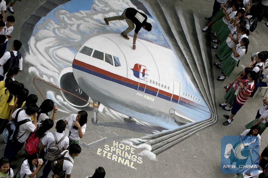 Students in Makati (Philippines) watch 3D graffiti paintings commemorating the missing flight MH370. Photo: Xinhua