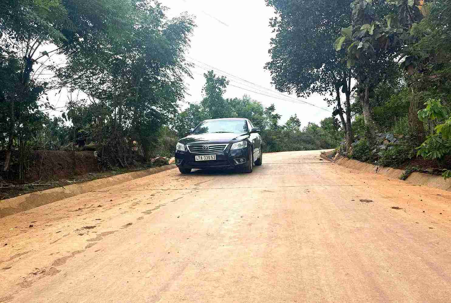 Duong sa o nhieu thon kho khan tai xa DlieYa da duoc be tong hoa. Anh: Bao Trung
