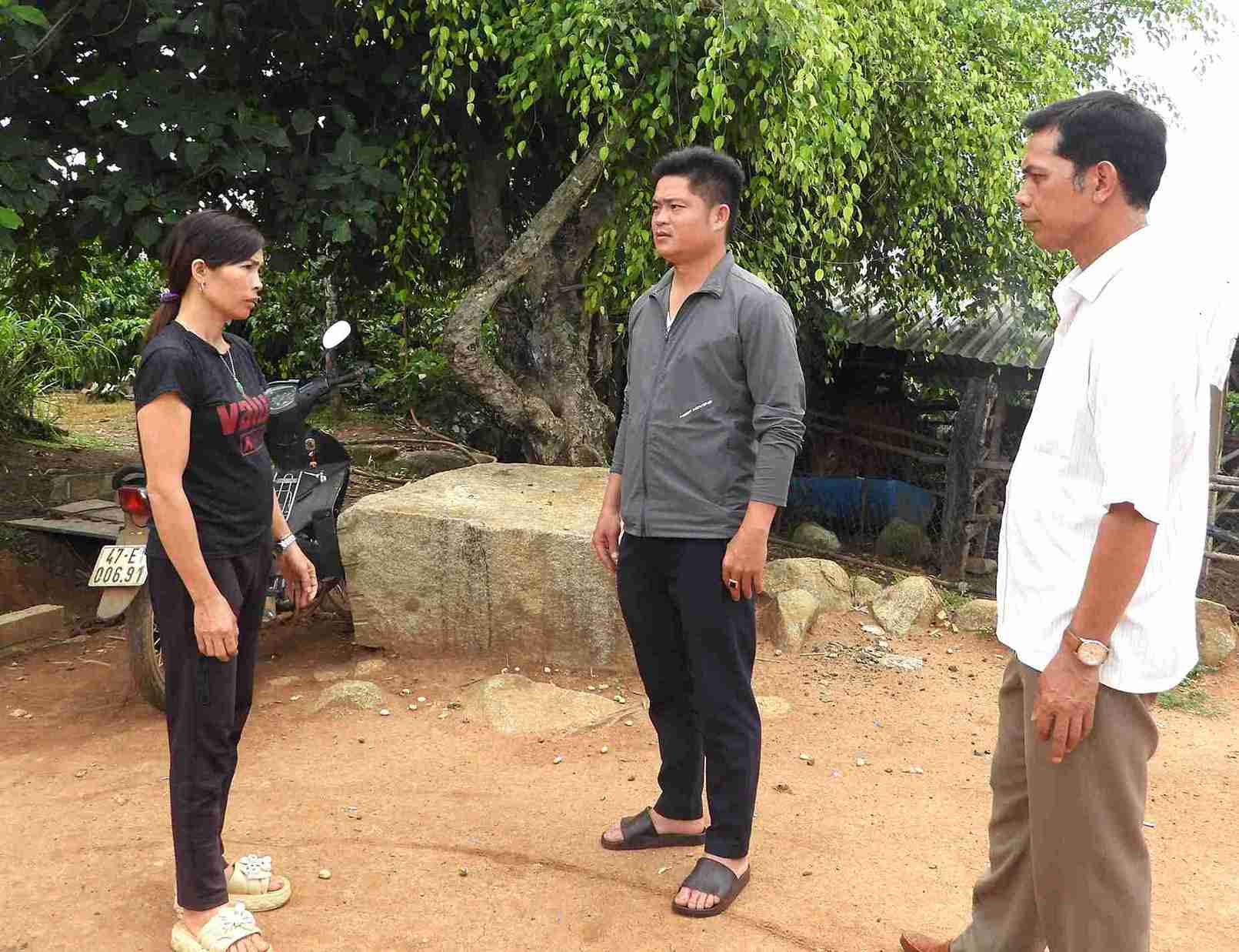 Anh Moi va can bo xa den nha mot ho ngheo trong thon de khao sat, lap danh sach de chinh quyen ho tro xay dung nha moi. Anh: Bao Trung
