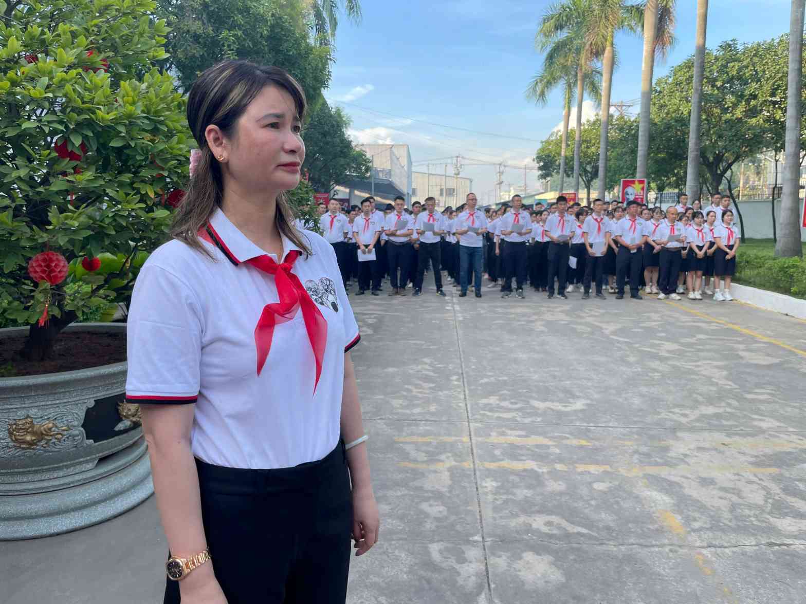 Nguoi lao dong cung lang nghe bai hat va thuoc phim tu lieu ve Bac Ho. Anh: Dinh Trong