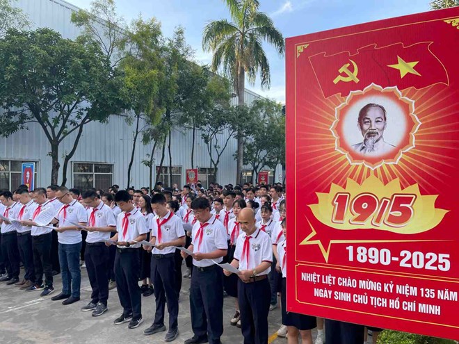 Công nhân lao động học tập theo Bác để nâng cao hiệu quả, năng suất công việc