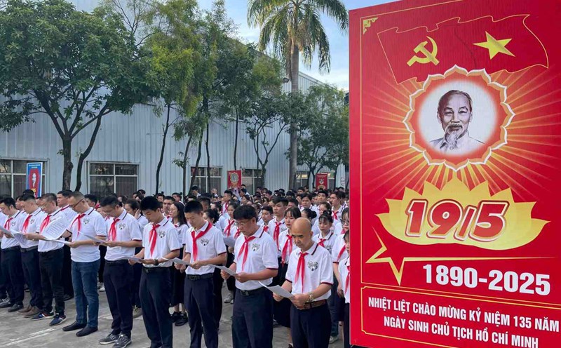 The Trade Union of Cua Itha Asia Technology Co., Ltd. held a ceremony to celebrate the 135th anniversary of President Ho Chi Minh's birthday (May 19, 1809 - May 19, 2025). Photo: Dinh Trong