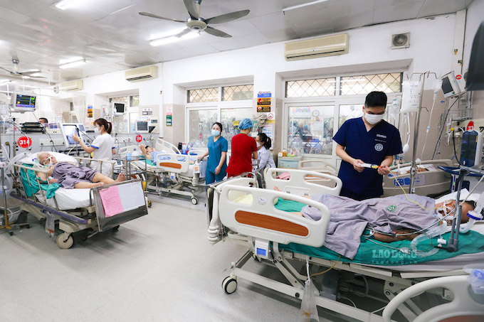 El Ministerio de Salud ha instruido las regulaciones sobre el registro del examen medico y el tratamiento con seguro de salud inicial y transferido. En la foto hay medicos de emergencia, tratados a pacientes. Foto: Hai Nguyen