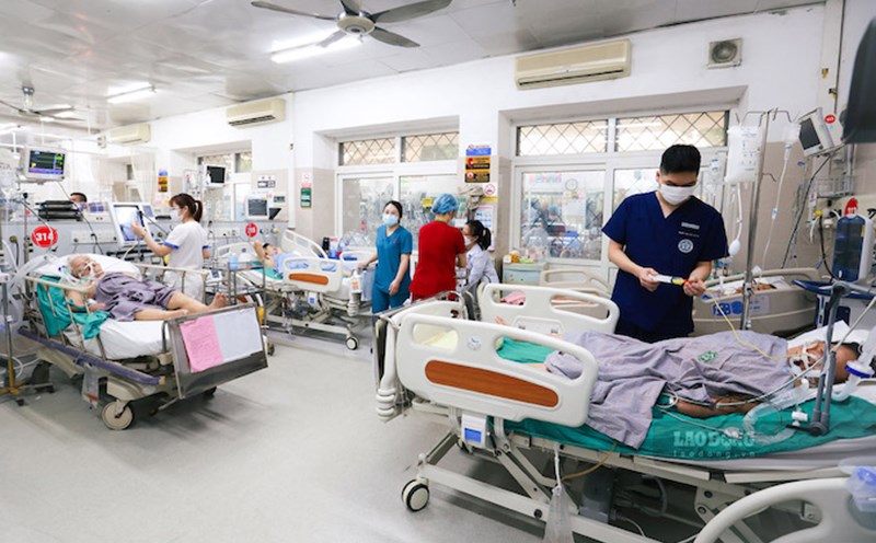 The Ministry of Health has issued instructions on regulations on initial registration for health insurance examination and treatment and transfer. In the photo are doctors and nurses providing emergency care and treating patients. Photo: Hai Nguyen