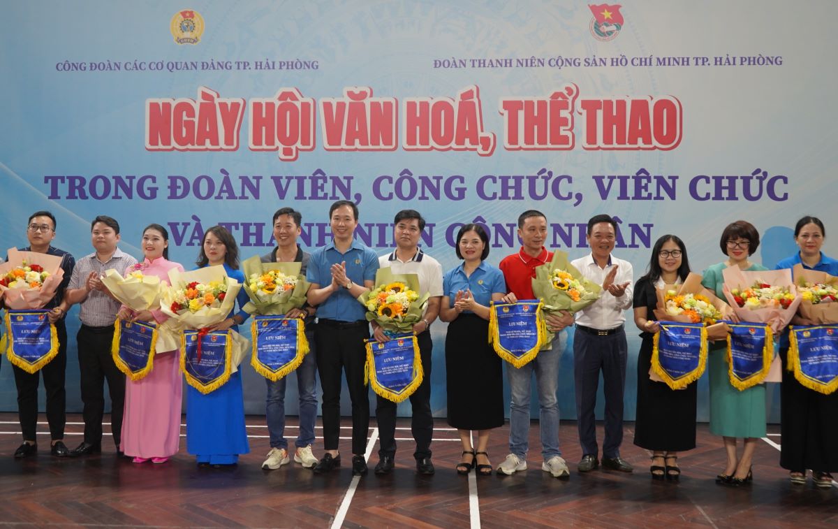 100 vận động viên đến từ các công đoàn cơ sở trực thuộc tham dự ngày hội. 
