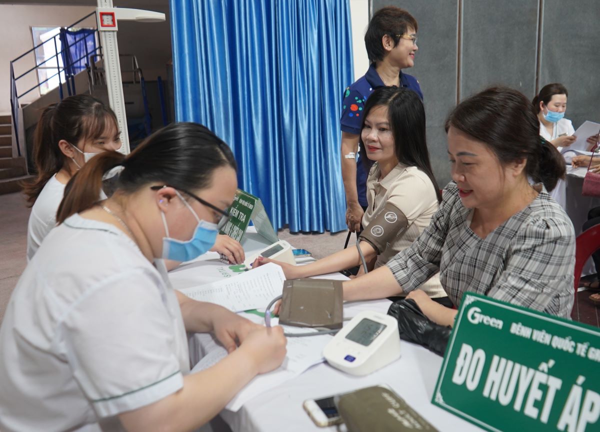 Nữ cán bộ, công chức, người lao động được tư vấn, khám sức khỏe miễn phí. 