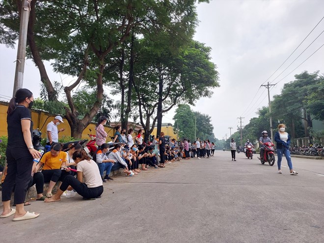 The draft clearly states the authority of the Chairman of the Commune People's Committee when a strike occurs. In the photo is a collective work stoppage in Phu Tho that took place in 2022. Photo: To Cong
