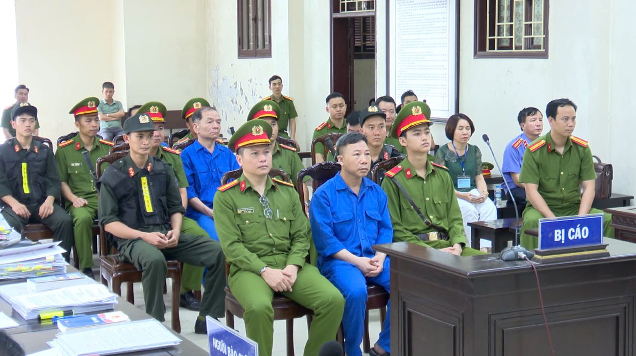 Hội đồng xét xử Tòa án nhân dân cấp cao tại Hà Nội tuyên giảm án 1 năm tù cho ông Lưu Bình Nhưỡng, bác kháng cáo kêu oan của ông Lê Thanh Vân. Ảnh: Nam Hồng