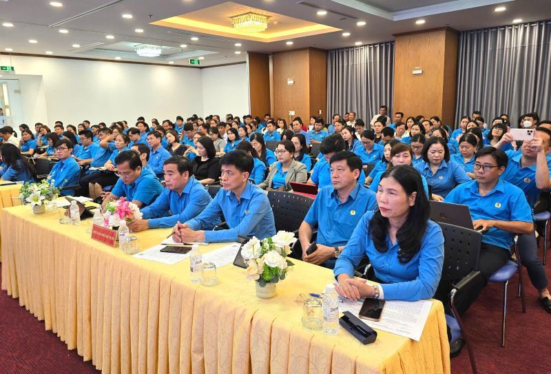 Các cán bộ công đoàn tham gia hội nghị. Ảnh: Nam Dương