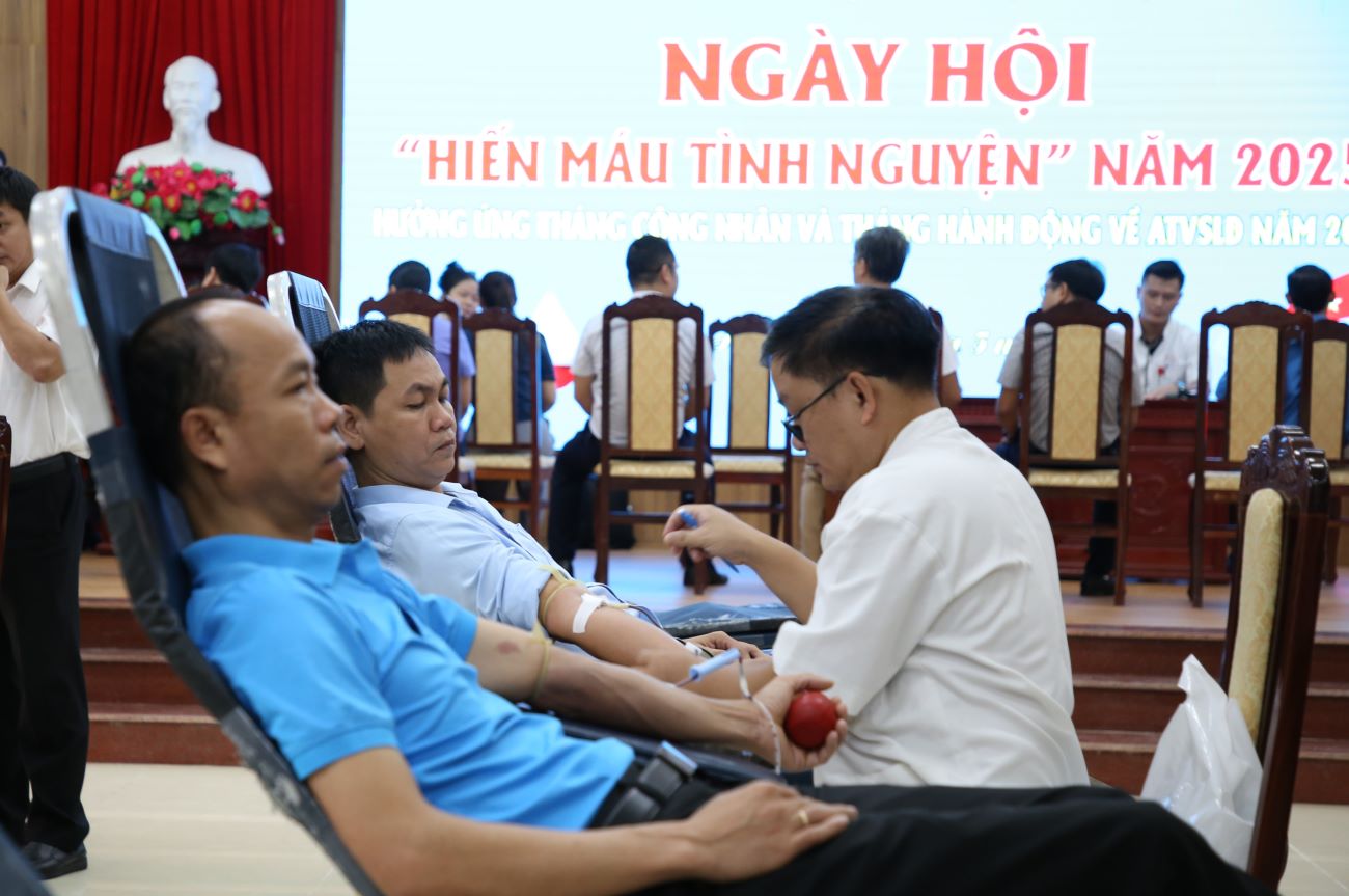 Los empleados participan en la donacion voluntaria de sangre. Foto: Colgada