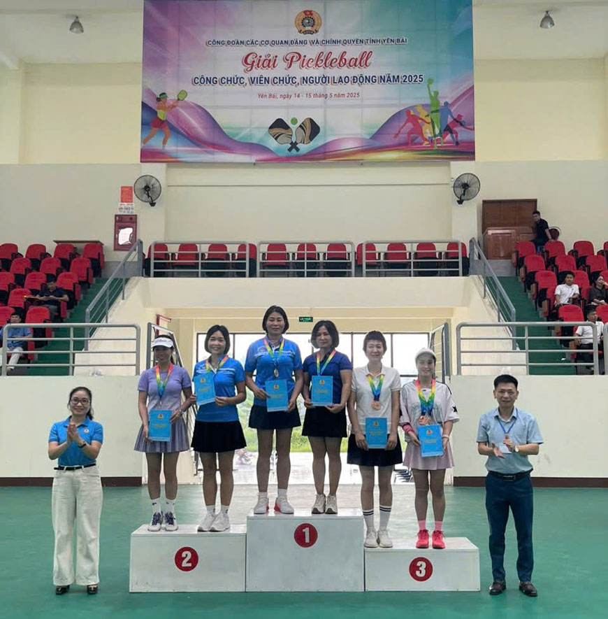 Lãnh đạo LĐLĐ tỉnh Yên Bái trao giải thưởng cho các vận động viên. Ảnh: Bảo Nguyên 