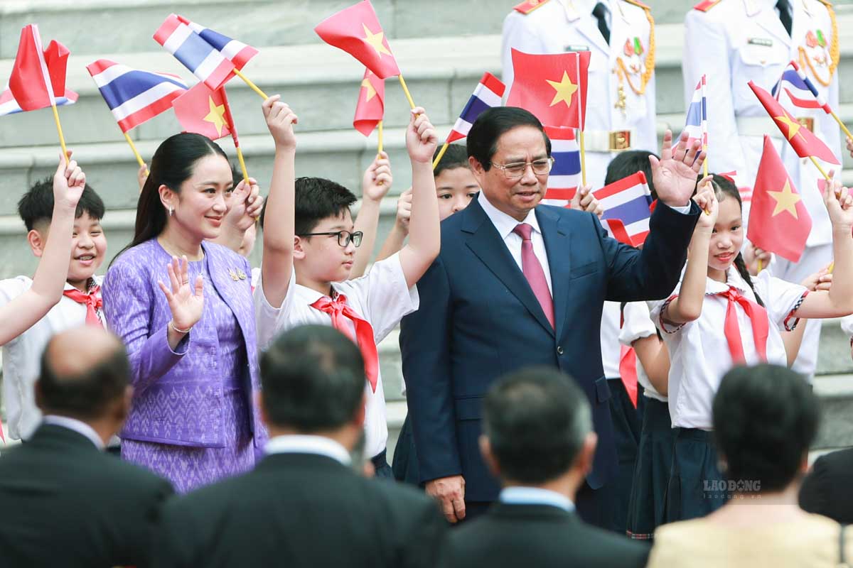 Thiếu nhi Thủ đô Hà Nội nồng nhiệt chào mừng Thủ tướng Thái Lan Paetongtarn Shinawatra thăm chính thức Việt Nam. Ảnh: Hải Nguyễn