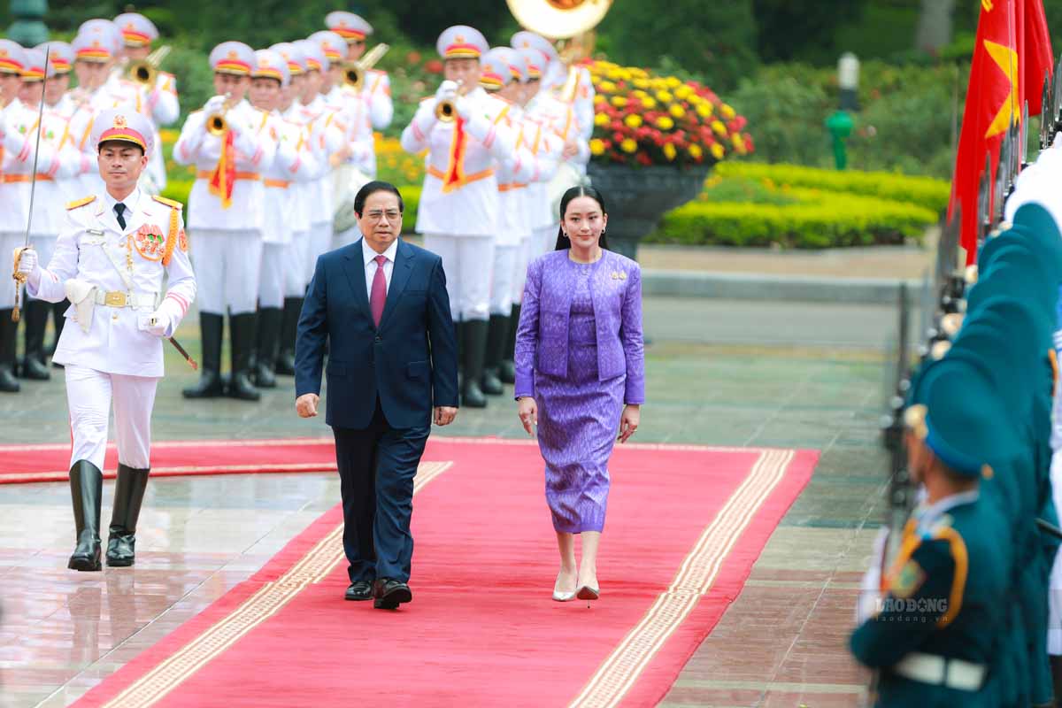 Politburo member and Prime Minister Pham Minh Chinh welcomed Thai Prime Minister Paetongtarn Shinawatra. Photo: Hai Nguyen