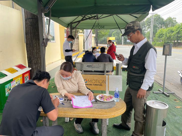 Workers looking for jobs in My Phuoc 3 industrial park, Ben Cat city, Binh Duong province. Photo: Dinh Trong