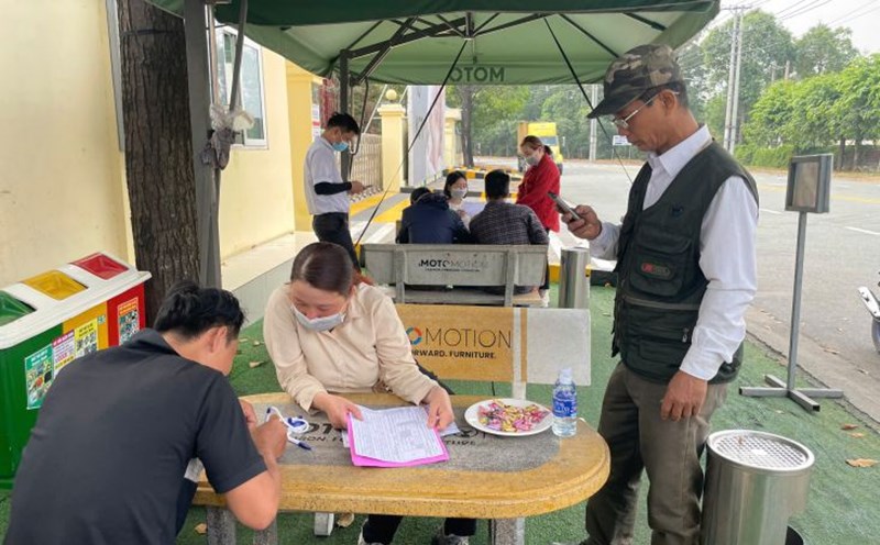 Workers looking for jobs in My Phuoc 3 industrial park, Ben Cat city, Binh Duong province. Photo: Dinh Trong