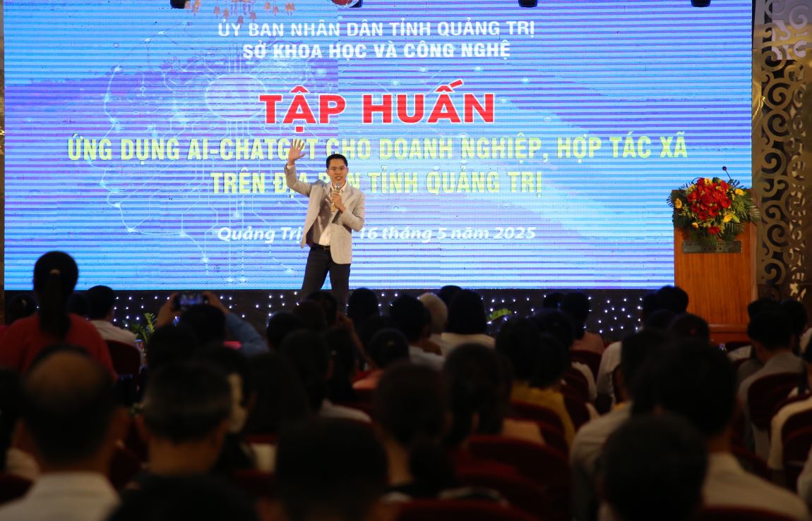 Experts guide businesses and cooperatives to apply artificial intelligence. Photo: Hung Tho
