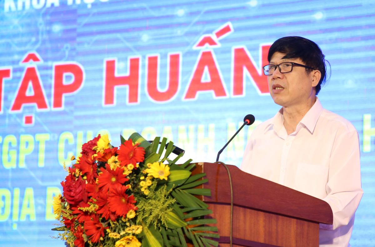 Ong Tran Ngoc Lan - Giam doc So Khoa hoc va Cong nghe phat bieu khai mac lop tap huan. Anh: Hung Tho