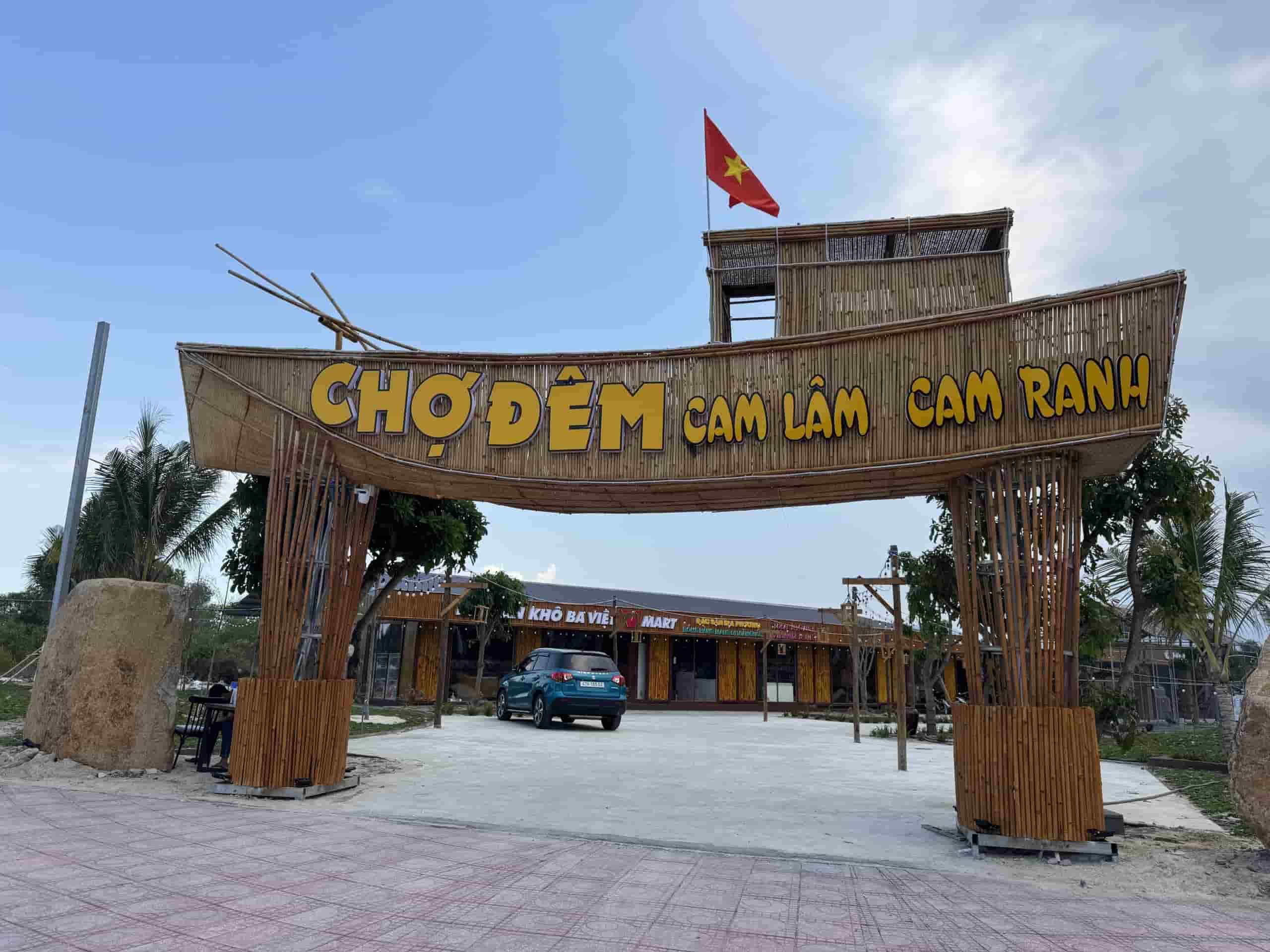 El distrito de Cam Lam (Khanh Hoa) ha aprobado el mercado nocturno para operar durante 36 meses en tierras forestales de produccion. Foto: Huu Long