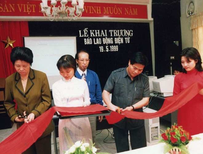 The opening ceremony of Lao Dong Electronic Newspaper on May 19, 1999. Photo: Document