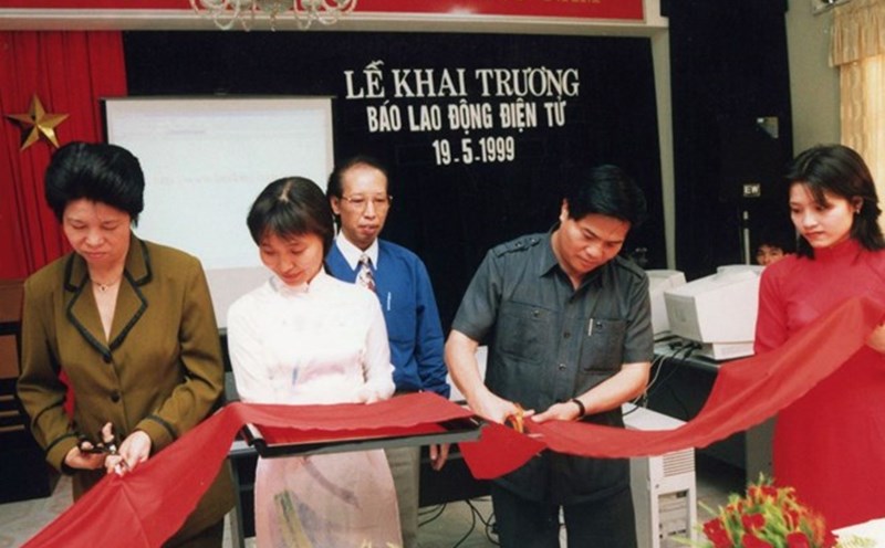 The opening ceremony of Lao Dong Electronic Newspaper on May 19, 1999. Photo: Document