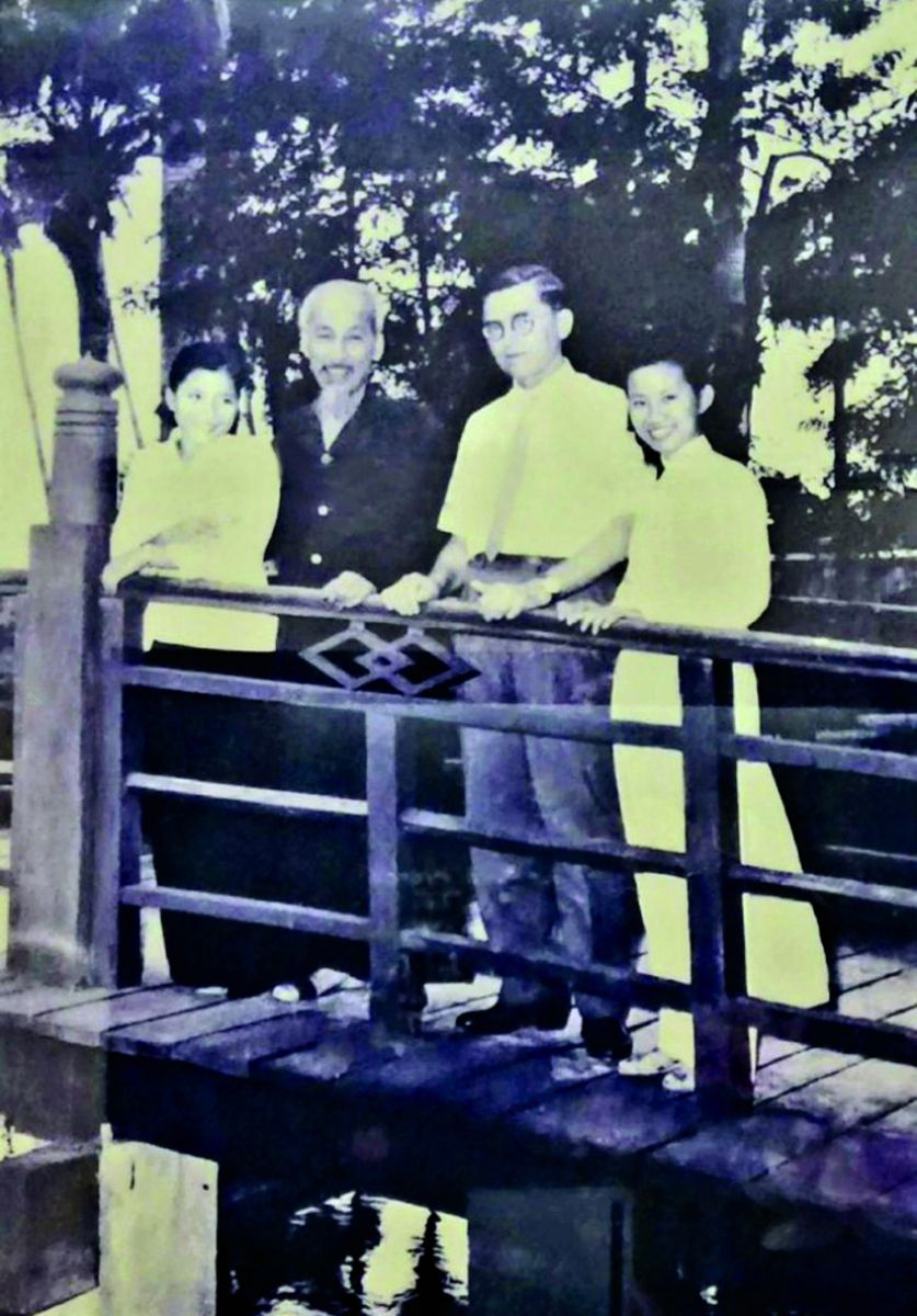 Meritorious Artist Le Thien (left cover) took a photo with Uncle Ho and the Hanoi artists' delegation. Photo: Provided by the artist