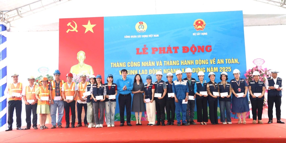 Lanh dao Cong doan Xay dung Viet Nam trao qua cho nguoi lao dong. Anh: Van Quyet