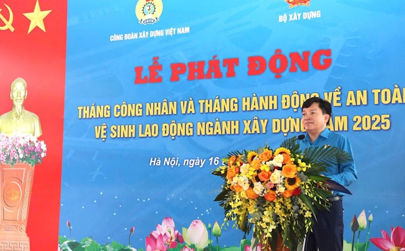 Mr. Nguyen Xuan Hung - Vice President of the Vietnam General Confederation of Labor spoke at the launching ceremony in response to Workers' Month and the Month of Action on Occupational Safety and Health in 2025 organized by the Vietnam Construction Trade Union. Photo: Manh Tung