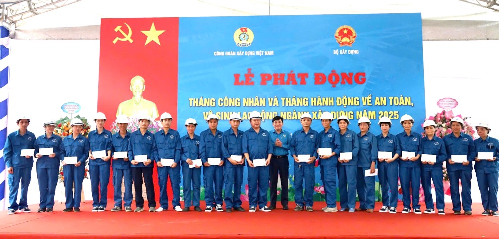 Ong Nguyen Xuan Hung - Pho Chu tich Tong LDLDVN trao qua cho nguoi lao dong. Anh: Van Quyet