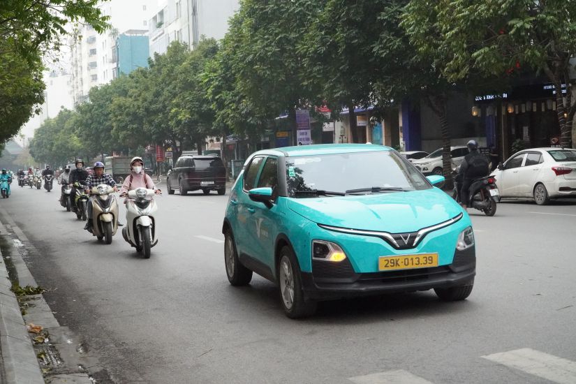 Muchas personas se convierten activamente en autos electricos. Foto: Xuyen Dong