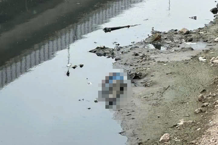 The body of a man was discovered on the To Lich River. Photo: Dat Le