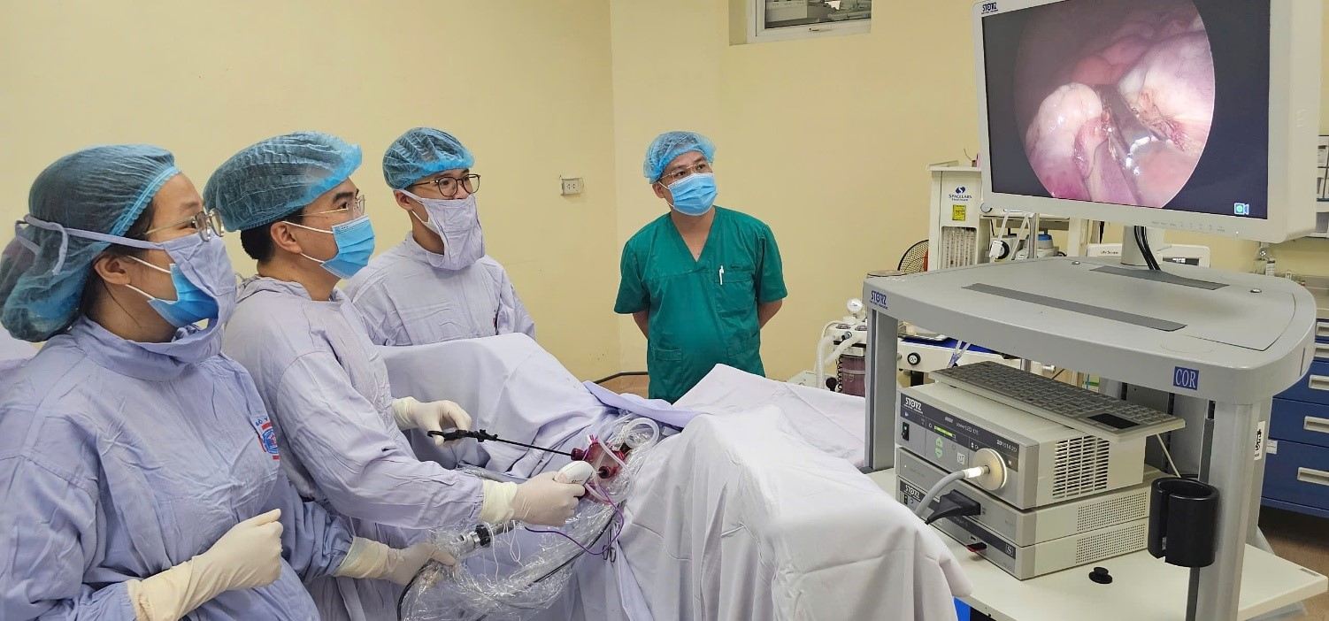Los medicos realizan una cirugia de cancer ginecologico para pacientes. Foto: Tran Ha