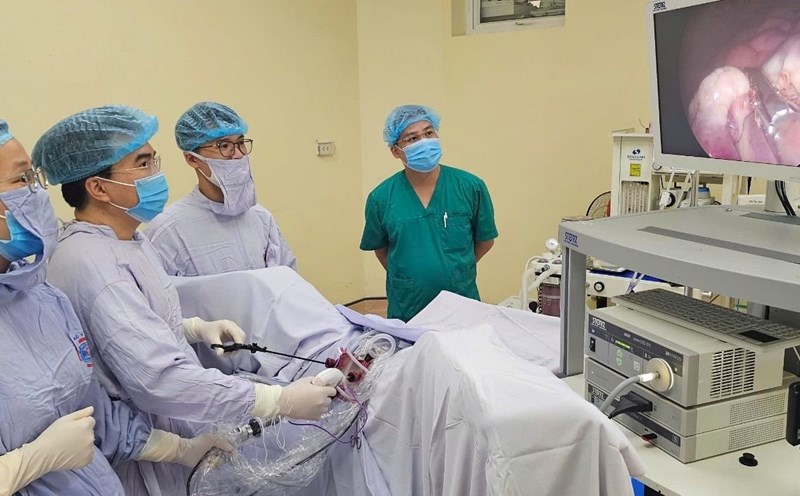 Doctors performed endoscopic surgery on gynecological cancer for the patient. Photo: Tran Ha