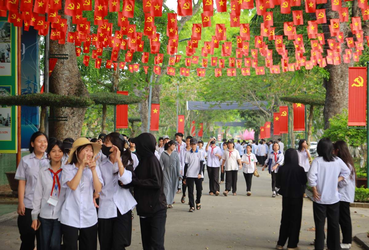 Cac em thieu nhi ve tham que Bac Ho. Anh: Quang Dai