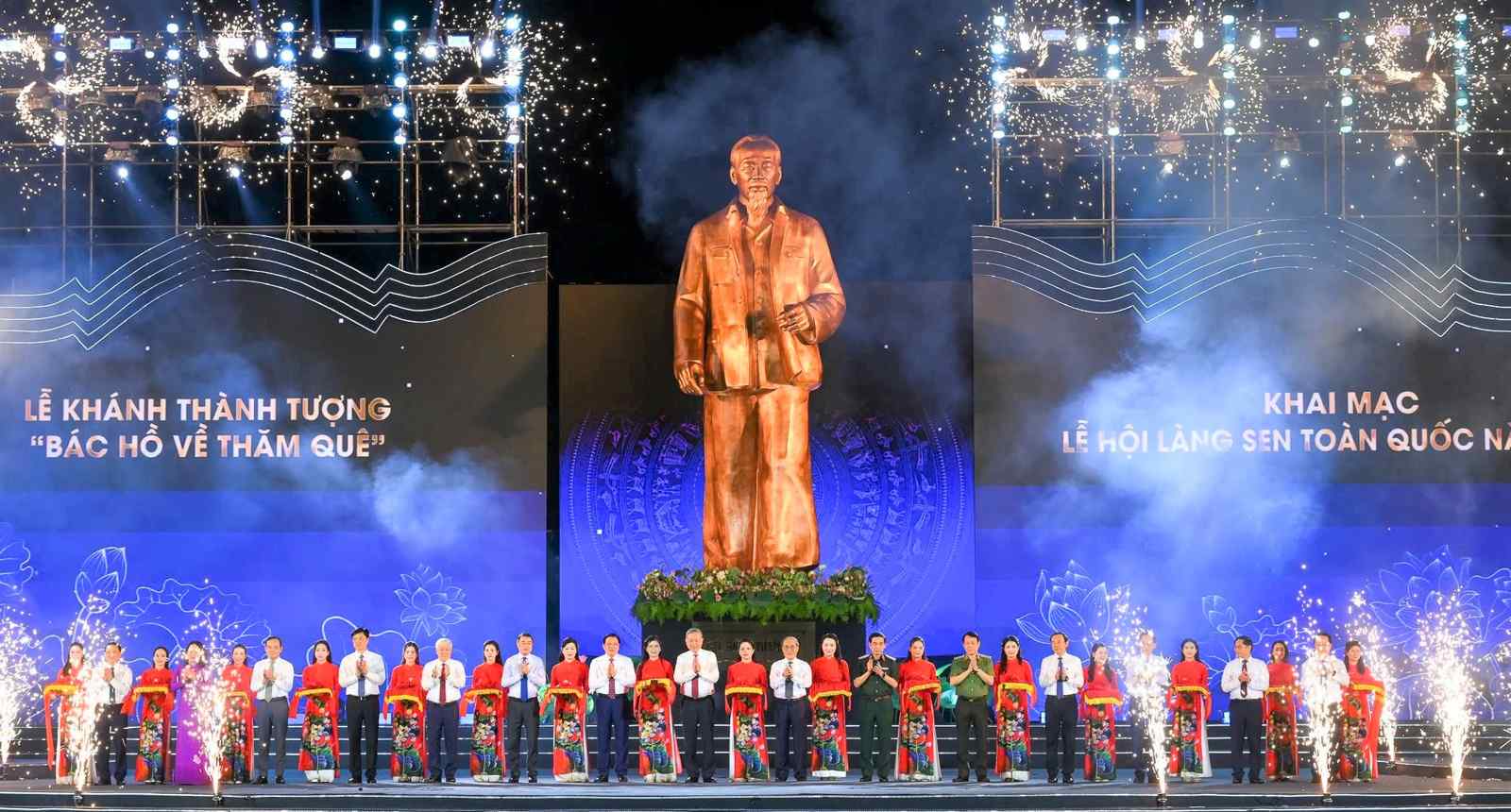 Tong Bi thu To Lam va cac lanh dao Trung uong, tinh Nghe An cat bang khanh thanh tuong dai “Bac Ho ve tham que” tai Le khai mac Le hoi Lang Sen 2025. Anh: Thanh Cuong