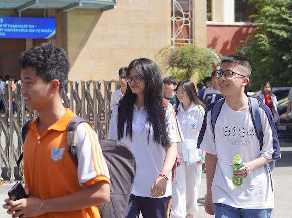 Thí sinh tham dự kỳ thi tuyển sinh vào lớp 10, Trường THPT Chuyên Khoa học Tự nhiên sáng 1.6 ra khỏi phòng thi. Ảnh: Văn Cương