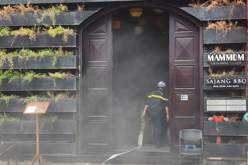Restaurant on Phan Dinh Phung Street (Ba Dinh District, Hanoi), where the fire broke out on the morning of May 16. Photo: Tuan Son