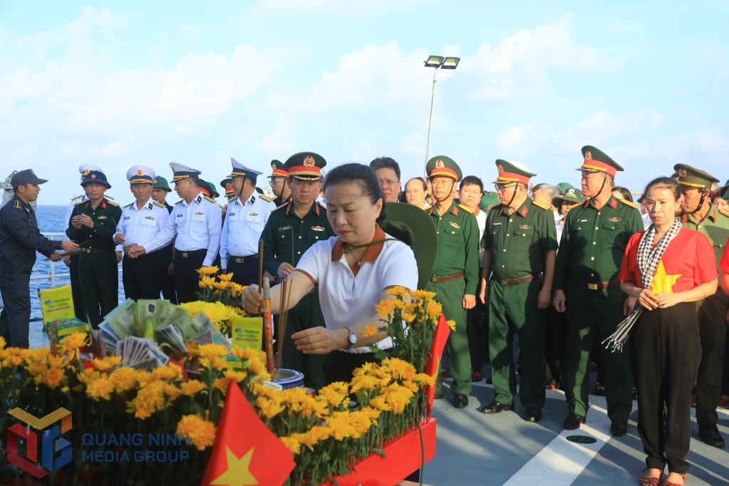 The delegation of Quang Ninh province offered incense to commemorate the heroic martyrs who sacrificed their lives for the cause of protecting the sovereignty of the sea and islands during their visit to Truong Sa island district and DK1 platform from April 13-19, 2025. Photo: Quang Ninh Provincial Media Center.