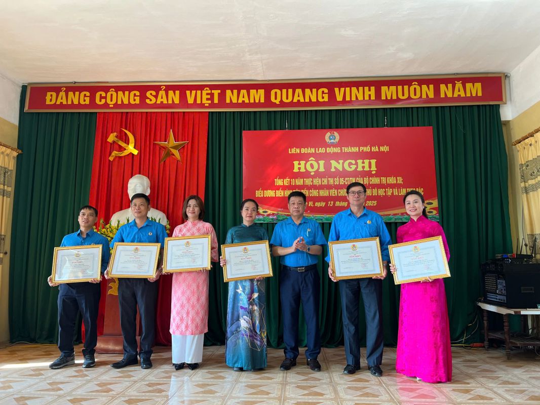Mr. Nguyen Anh Ngoc (2nd from left) received a Certificate of Merit from the Hanoi City Labor Federation for being a typical advanced example of workers in the capital studying and working under his uncle. Photo: Kieu Vu