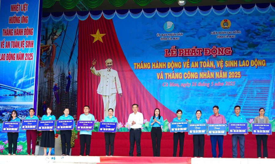 Tại Lễ phát động Tháng Công nhân năm 2025, LĐLĐ Cà Mau đã trao bảng tượng trưng tặng 24 Mái ấm Công đoàn. Ảnh: Thiệu Vũ
