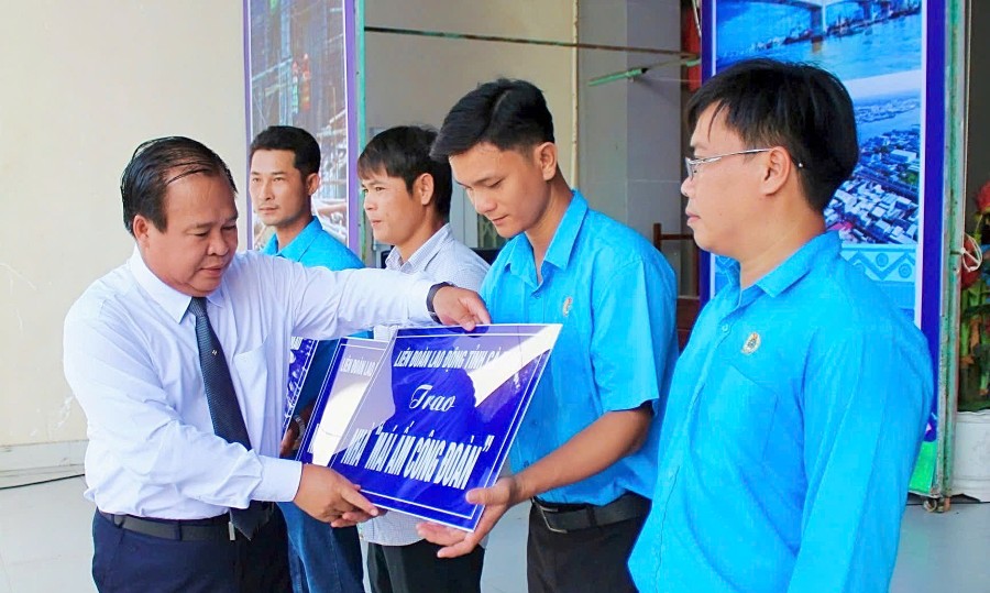Phó Chủ tịch UBND tỉnh Cà Mau Nguyễn Minh Luân trao bảng tượng trưng tặng Mái ấm Công đoàn cho công nhân tại lễ phát động. Ảnh: Thiệu Vũ