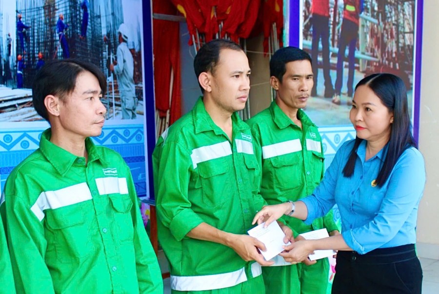 Phó Chủ tịch LĐLĐ tỉnh Cà Mau Lưu Thị Trúc Ly tặng quà cho công nhân lao động. Ảnh: Thiệu Vũ